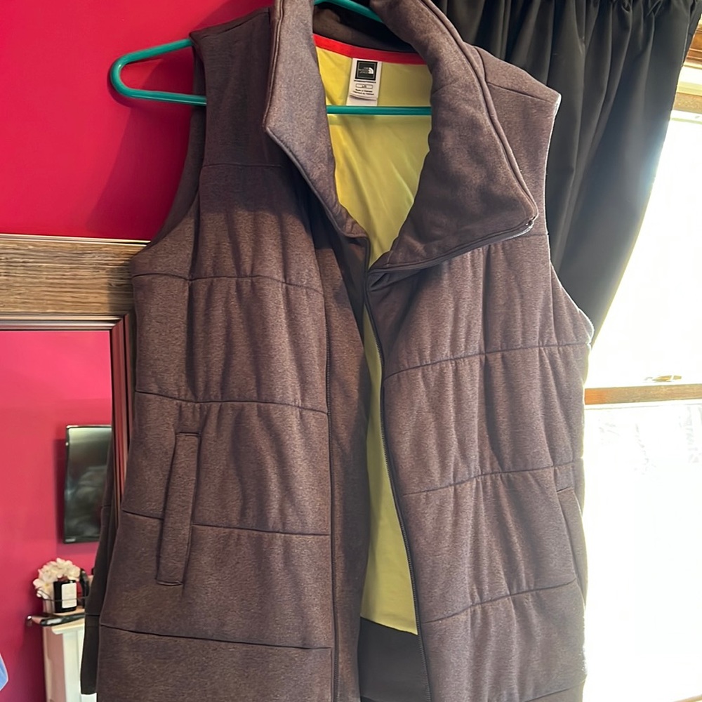 Never worn! North face vest size: large